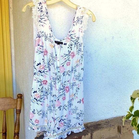 KENDALL & KYLIE WHITE FLORAL ROMPER LACE ACCENTS Size S GUC - Picture 2 of 12